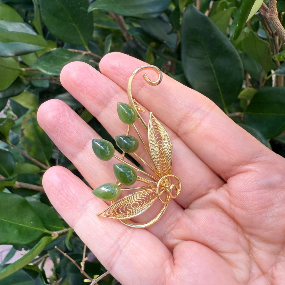 Natural nephrite jade gold tone leaf brooch - Picture 2 of 6